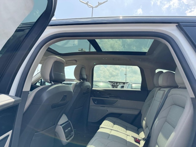 Lincoln Nautilus Vehicle Full-screen Gallery Image 12