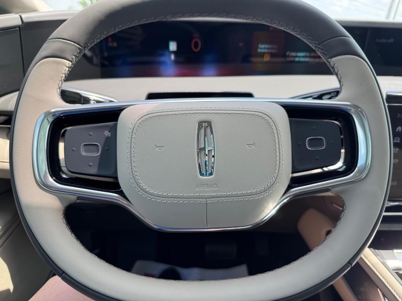 Lincoln Nautilus Vehicle Full-screen Gallery Image 21