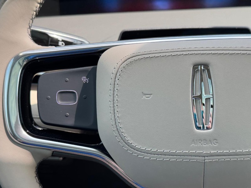 Lincoln Nautilus Vehicle Full-screen Gallery Image 22