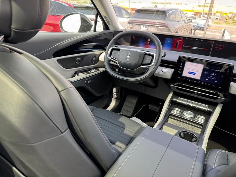 Lincoln Nautilus Vehicle Full-screen Gallery Image 14