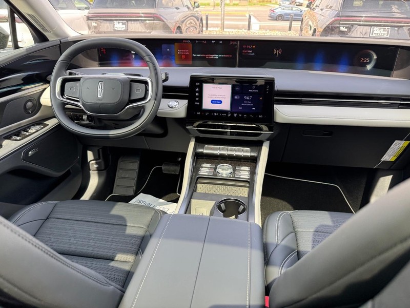 Lincoln Nautilus Vehicle Full-screen Gallery Image 15