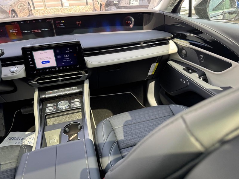 Lincoln Nautilus Vehicle Full-screen Gallery Image 16