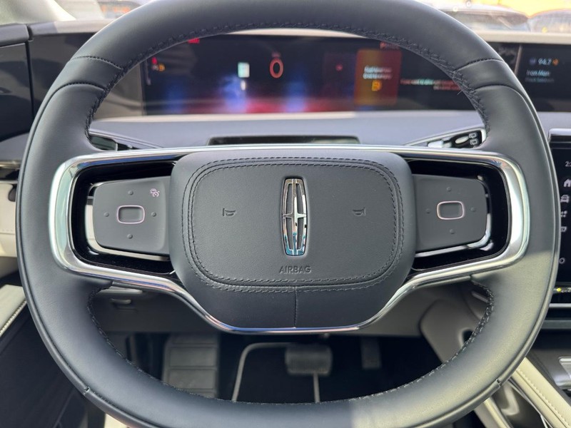 Lincoln Nautilus Vehicle Full-screen Gallery Image 20
