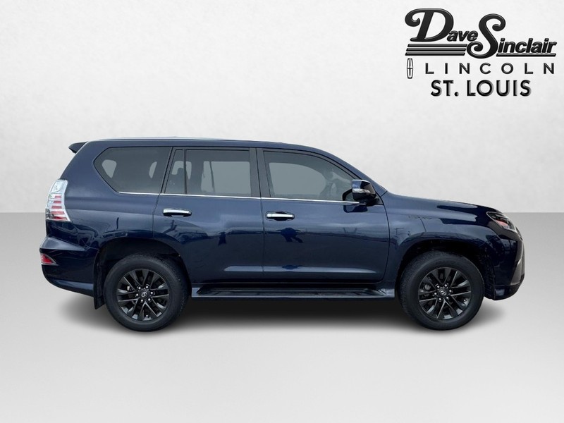 Lexus GX Vehicle Full-screen Gallery Image 04