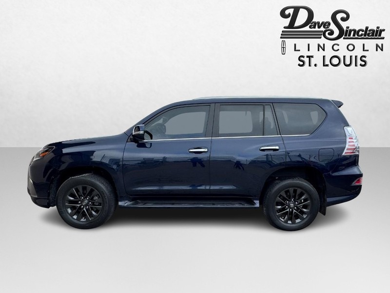 Lexus GX Vehicle Full-screen Gallery Image 09