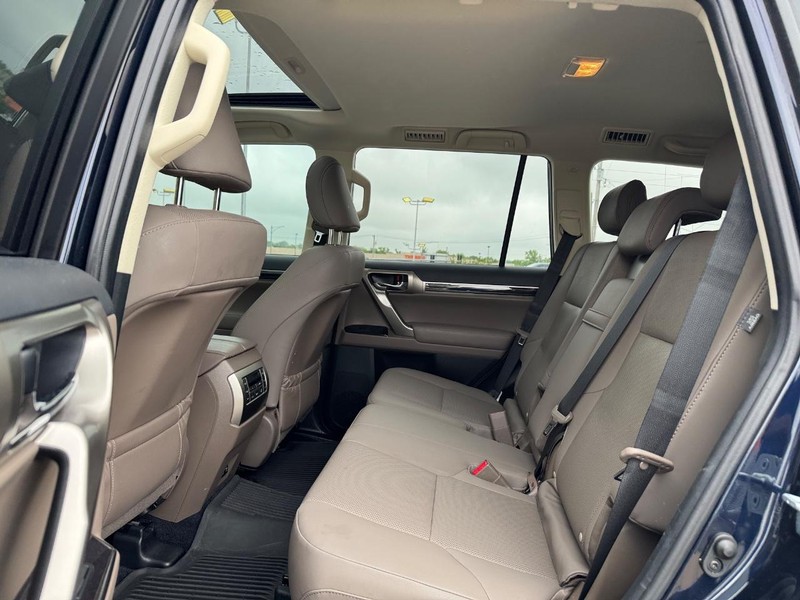 Lexus GX Vehicle Full-screen Gallery Image 11