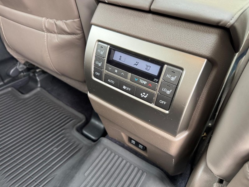 Lexus GX Vehicle Full-screen Gallery Image 14