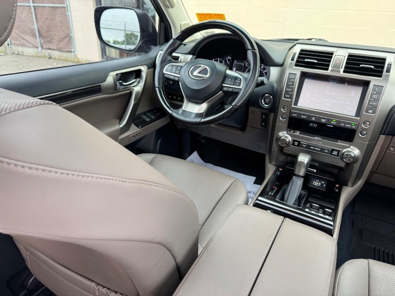 Lexus GX Vehicle Full-screen Gallery Image 15