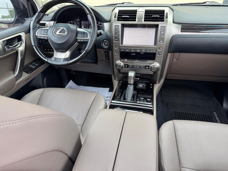 Lexus GX Vehicle Full-screen Gallery Image 16