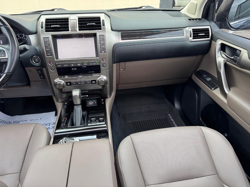Lexus GX Vehicle Full-screen Gallery Image 17