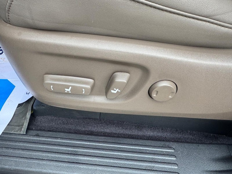 Lexus GX Vehicle Full-screen Gallery Image 18