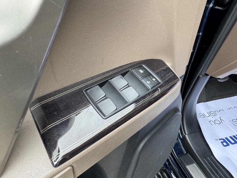 Lexus GX Vehicle Full-screen Gallery Image 19