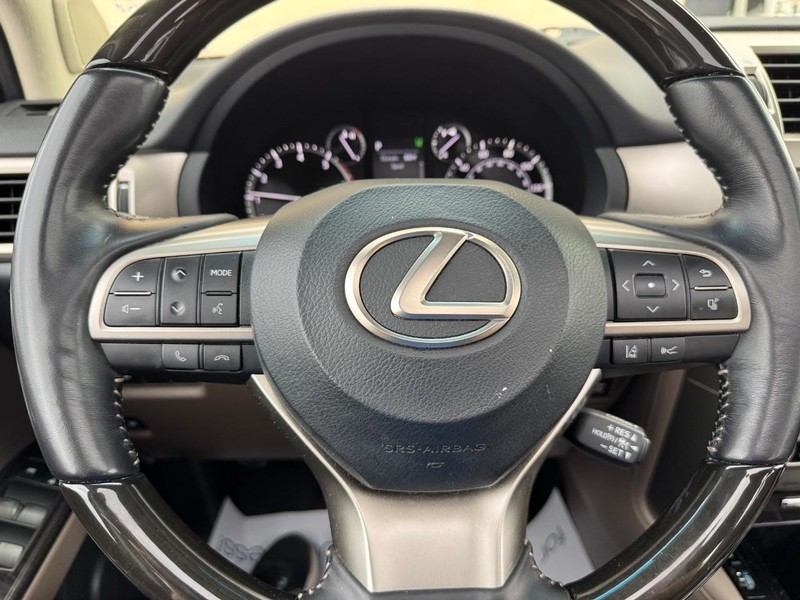 Lexus GX Vehicle Full-screen Gallery Image 21