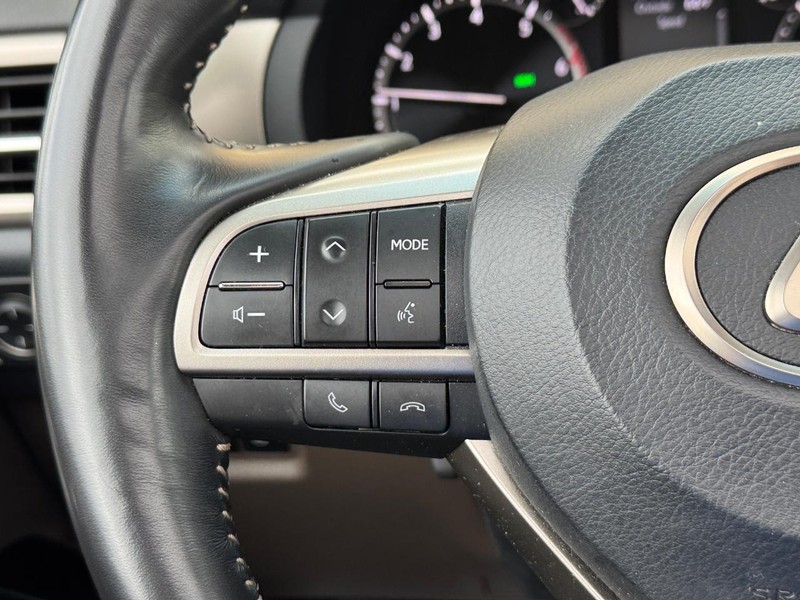 Lexus GX Vehicle Full-screen Gallery Image 22