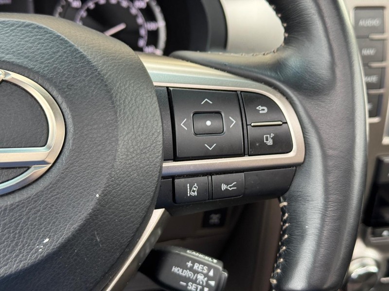 Lexus GX Vehicle Full-screen Gallery Image 23