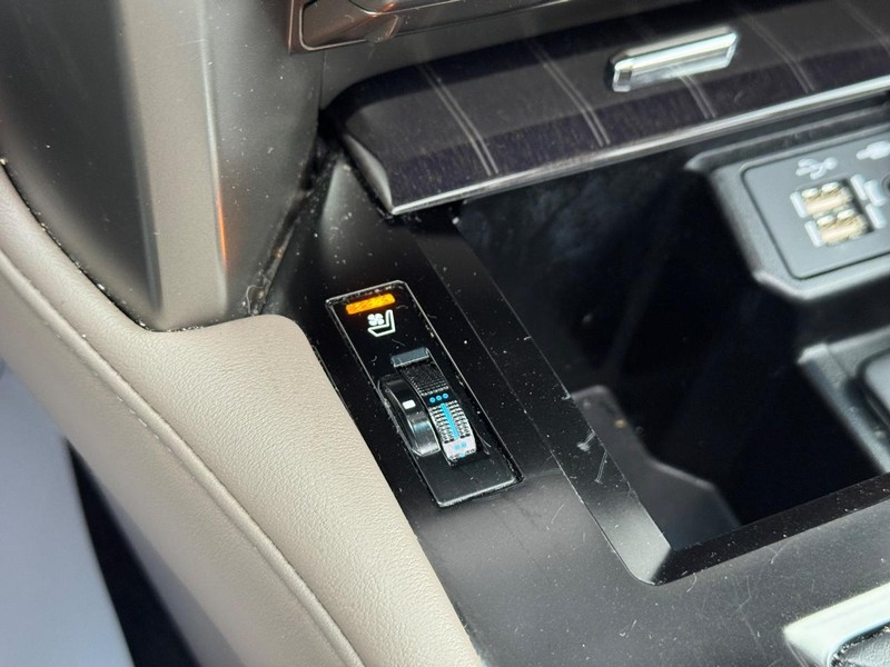 Lexus GX Vehicle Full-screen Gallery Image 24