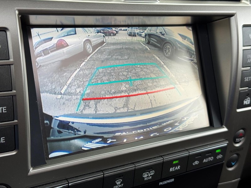 Lexus GX Vehicle Full-screen Gallery Image 25