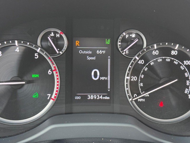 Lexus GX Vehicle Full-screen Gallery Image 26