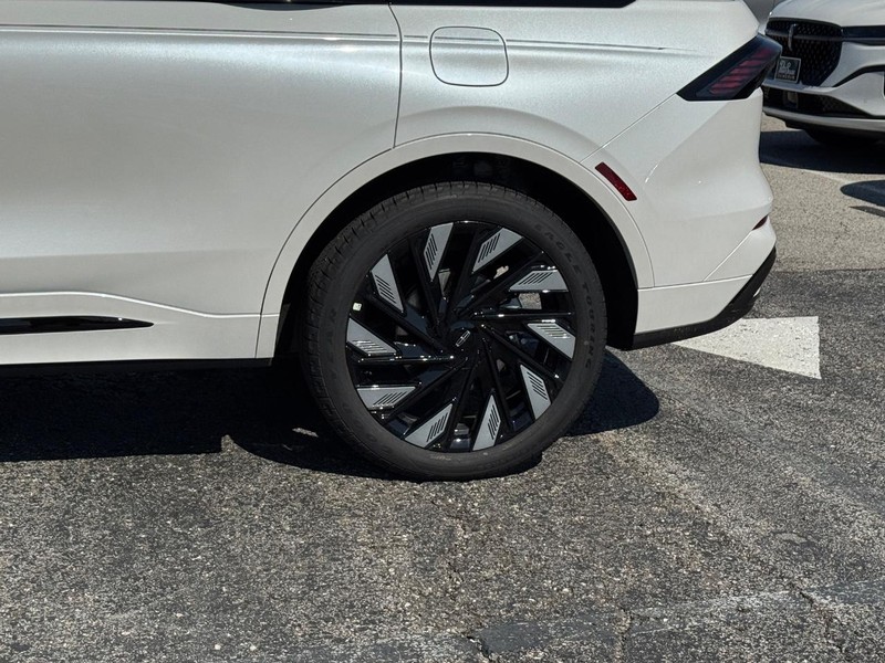 Lincoln Nautilus Vehicle Full-screen Gallery Image 10