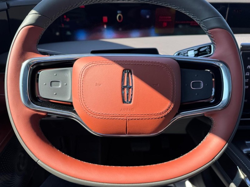Lincoln Nautilus Vehicle Full-screen Gallery Image 21