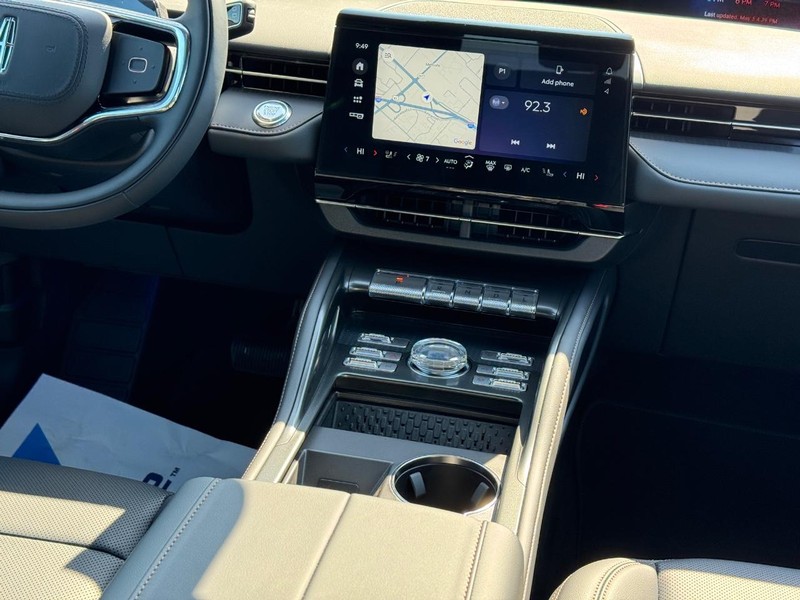 Lincoln Nautilus Vehicle Full-screen Gallery Image 16