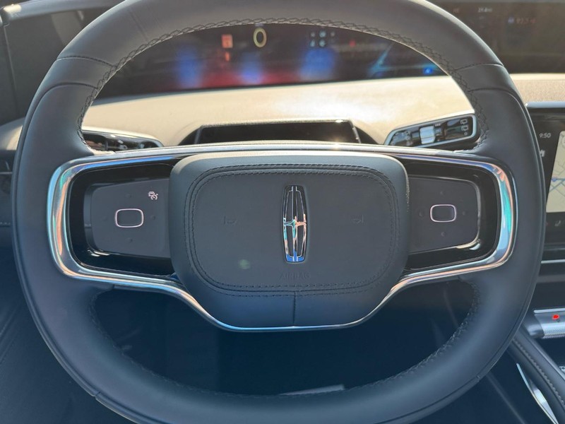 Lincoln Nautilus Vehicle Full-screen Gallery Image 20