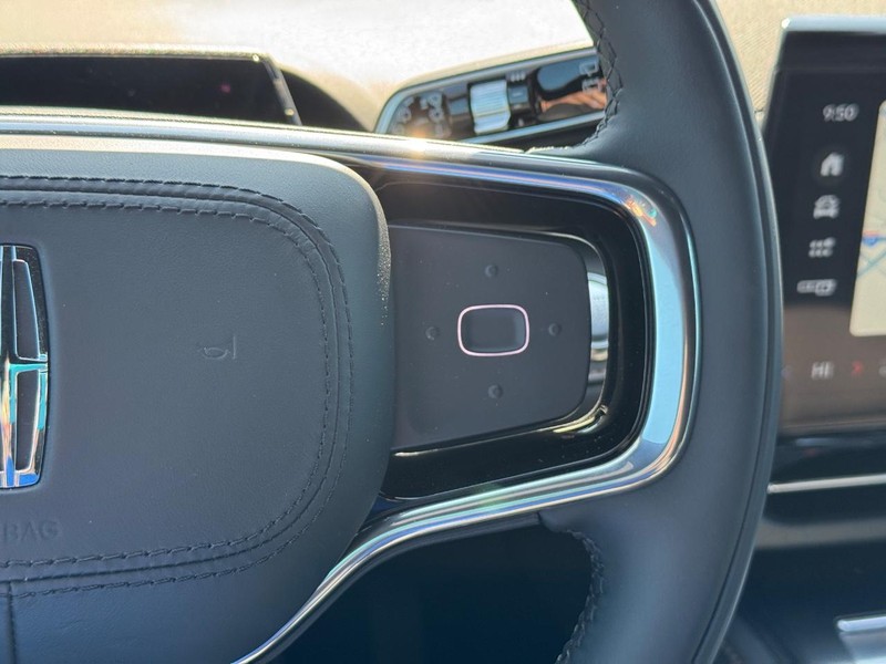 Lincoln Nautilus Vehicle Full-screen Gallery Image 22