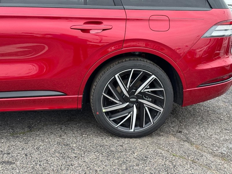 Lincoln Aviator Vehicle Full-screen Gallery Image 10