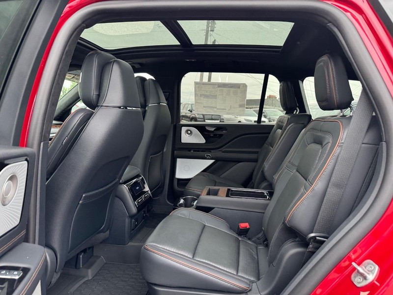 Lincoln Aviator Vehicle Full-screen Gallery Image 11