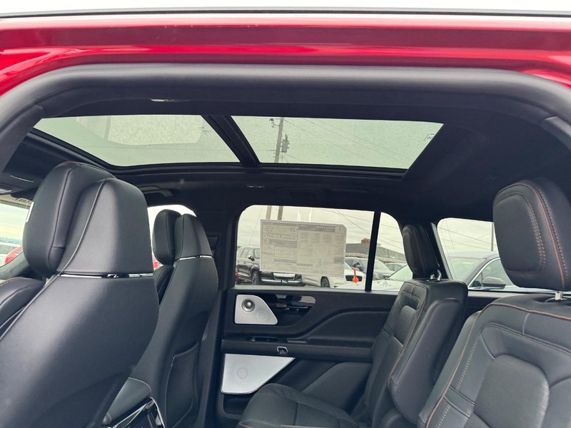 Lincoln Aviator Vehicle Full-screen Gallery Image 12