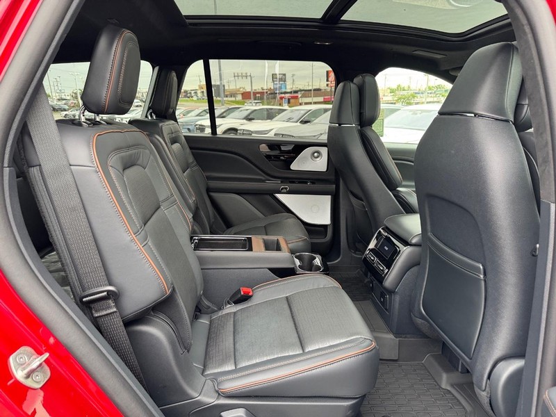 Lincoln Aviator Vehicle Full-screen Gallery Image 15
