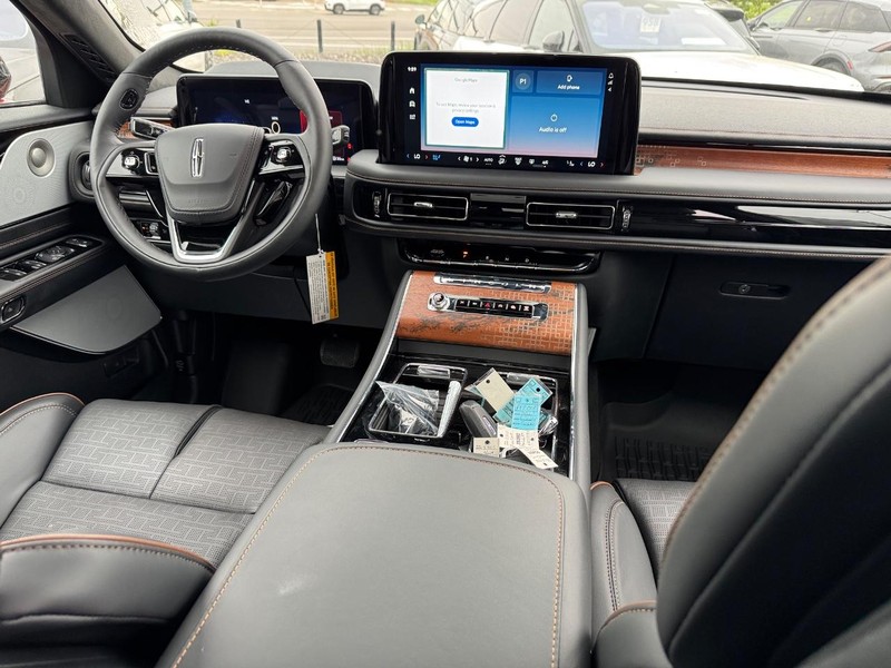 Lincoln Aviator Vehicle Full-screen Gallery Image 16
