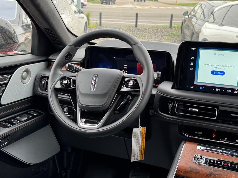 Lincoln Aviator Vehicle Full-screen Gallery Image 17