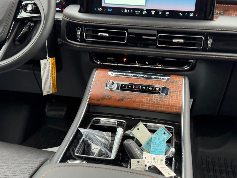 Lincoln Aviator Vehicle Full-screen Gallery Image 19
