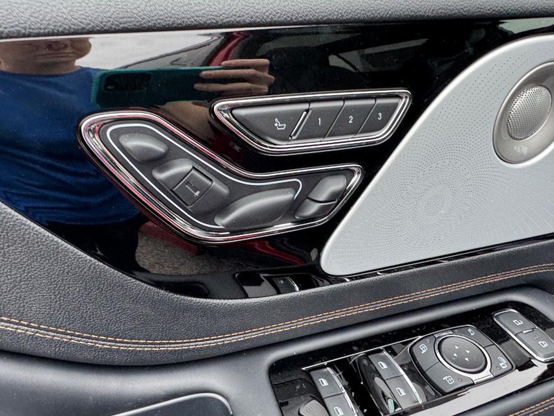 Lincoln Aviator Vehicle Full-screen Gallery Image 22