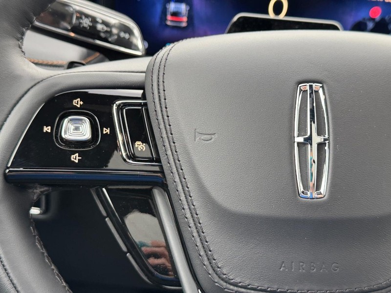 Lincoln Aviator Vehicle Full-screen Gallery Image 24