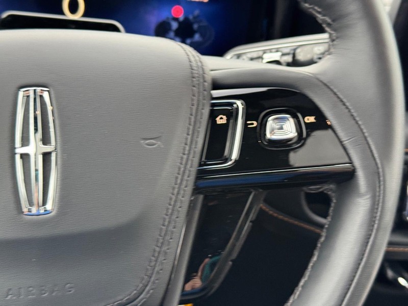 Lincoln Aviator Vehicle Full-screen Gallery Image 25