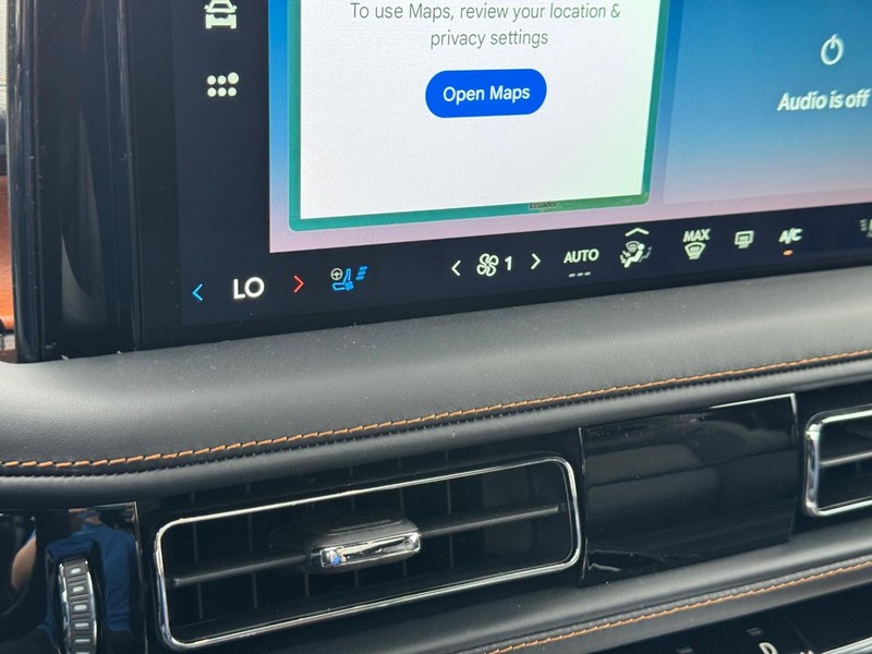 Lincoln Aviator Vehicle Full-screen Gallery Image 26