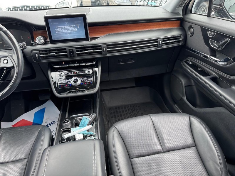 Lincoln Corsair Vehicle Full-screen Gallery Image 16