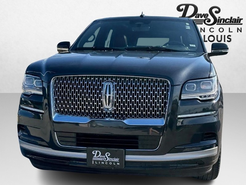 Lincoln Navigator L Vehicle Full-screen Gallery Image 02