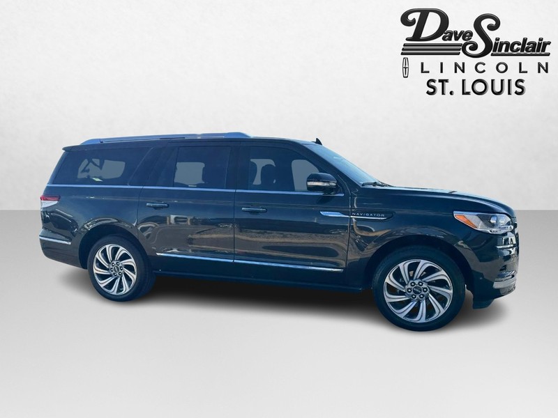 Lincoln Navigator L Vehicle Full-screen Gallery Image 04