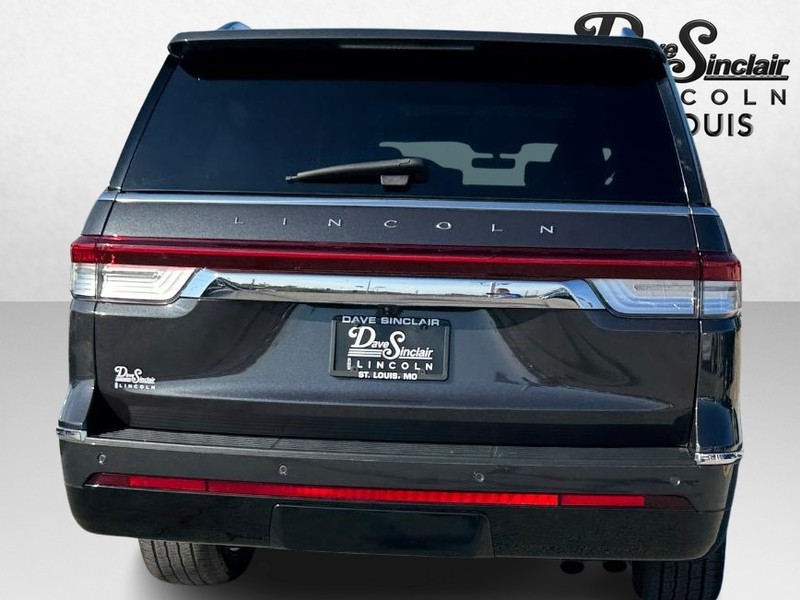Lincoln Navigator L Vehicle Full-screen Gallery Image 06
