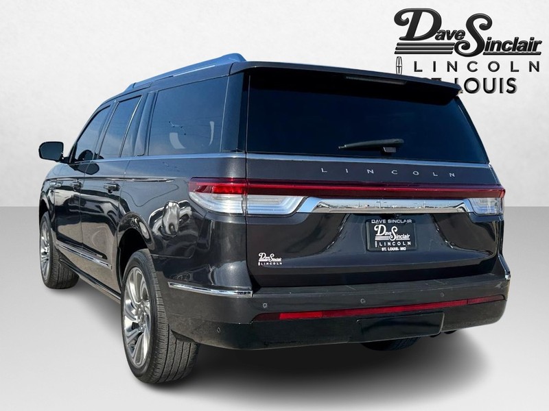 Lincoln Navigator L Vehicle Full-screen Gallery Image 07
