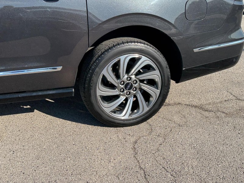 Lincoln Navigator L Vehicle Full-screen Gallery Image 10