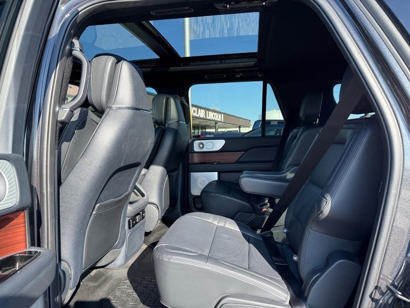 Lincoln Navigator L Vehicle Full-screen Gallery Image 11