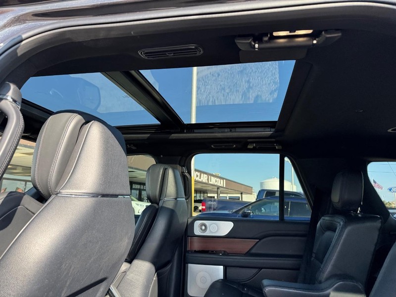 Lincoln Navigator L Vehicle Full-screen Gallery Image 12