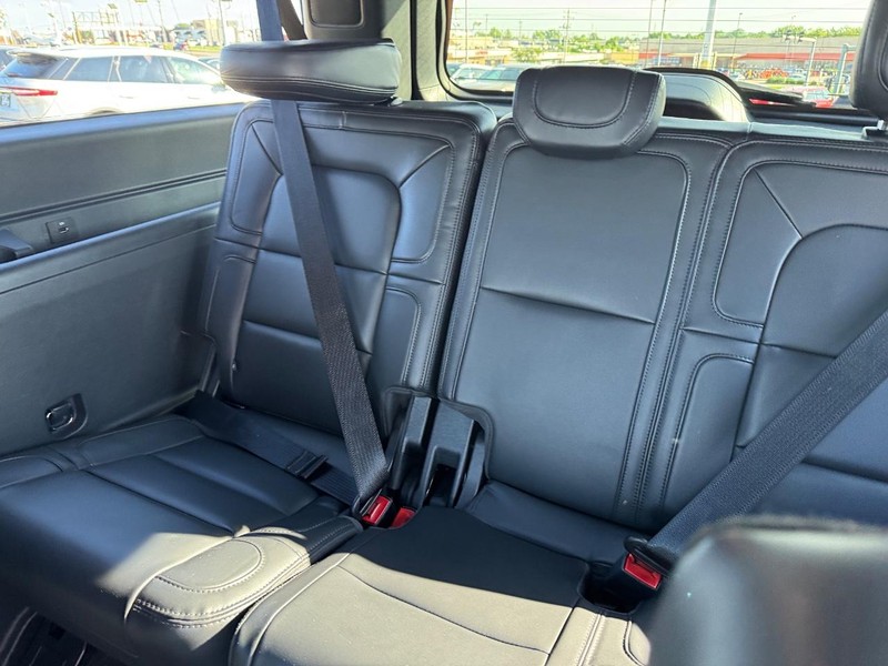 Lincoln Navigator L Vehicle Full-screen Gallery Image 14