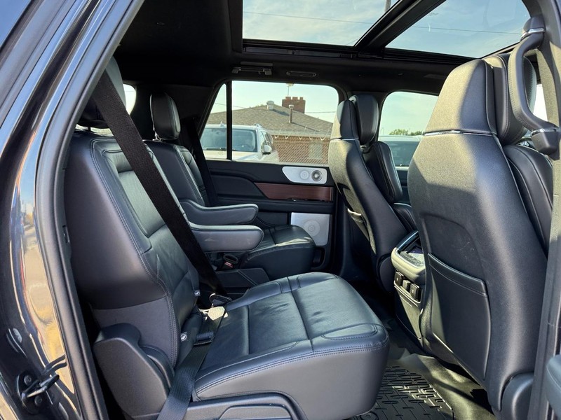 Lincoln Navigator L Vehicle Full-screen Gallery Image 15