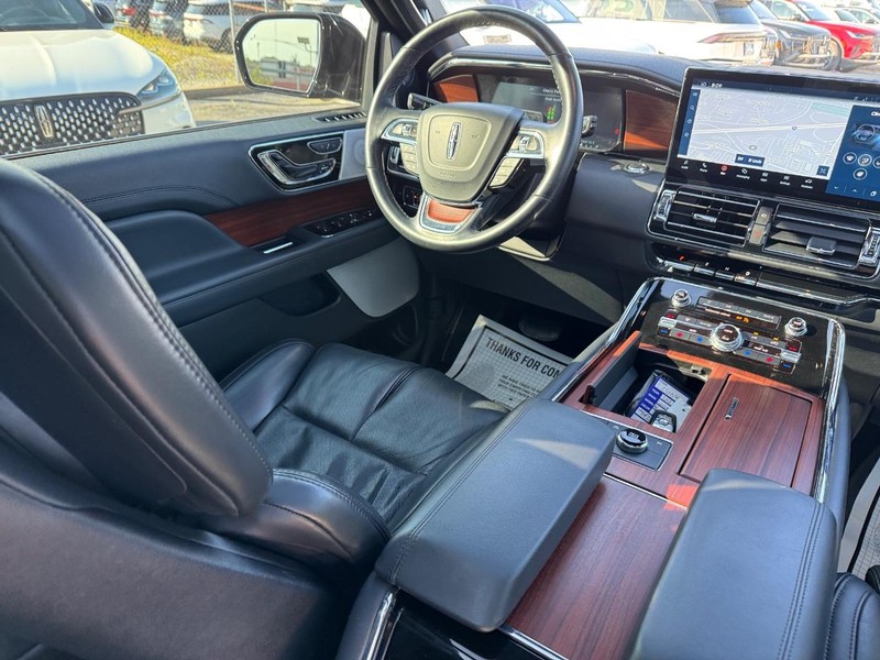 Lincoln Navigator L Vehicle Full-screen Gallery Image 16