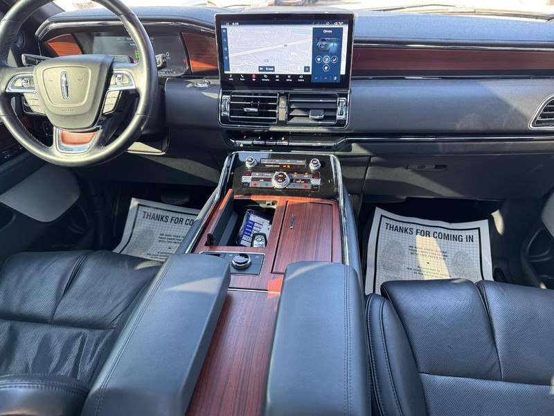 Lincoln Navigator L Vehicle Full-screen Gallery Image 17